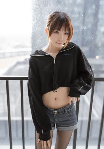 戴着面具跳舞