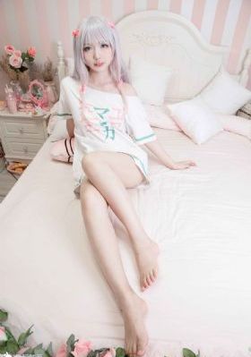 脱下衣服的漂亮姐姐