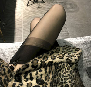 凸稳藏偷窥女厕小便
