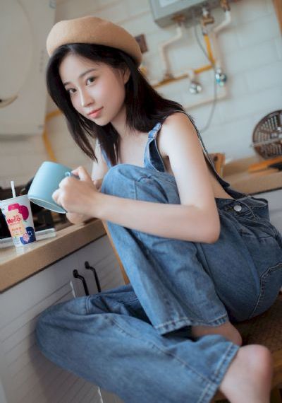 女人脱了内裤趴开腿让男躁动态图