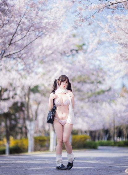 老头边吃奶边弄进去呻吟的视频